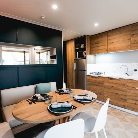 Mobilheim 4 Personen - LUXUS XXL 2 Schlafzimmer Klimaanlage - TV - integrierte überdachte Terrasse + Fläche 40m²