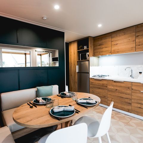 Mobile home 4 persons - LUXE XXL 2 bedrooms (1/4 pers - air conditioning - TV - integrated covered terrace + surface area 40m²)