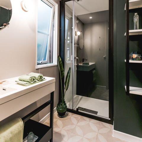 Mobile home 4 persons - LUXE XXL 2 bedrooms (1/4 pers - air conditioning - TV - integrated covered terrace + surface area 40m²)