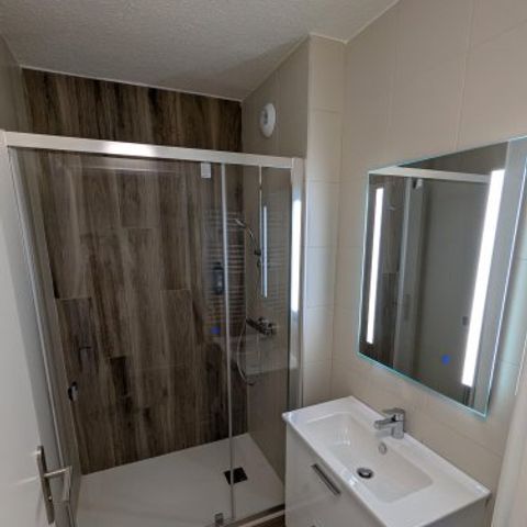 Hotelkamer 6 personen - Kamer 26,8 m²  2 grote kamers (zonder keuken) _ Babybedje niet mogelijk