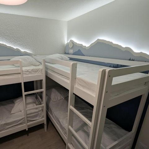 Hotelkamer 6 personen - Kamer 26,8 m²  2 grote kamers (zonder keuken) _ Babybedje niet mogelijk