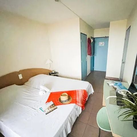 Chambre 3 personnes - 20m² - 1 Pièce - Sans cuisine - _ Lit bébé impossible