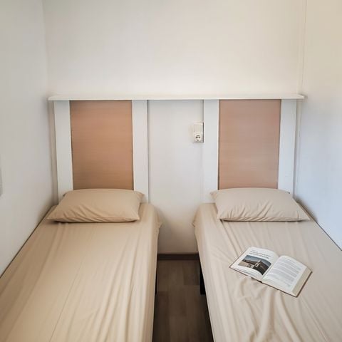 BUNGALOW 4 personnes - 4 couchages avec petite terrasse (avec clim)