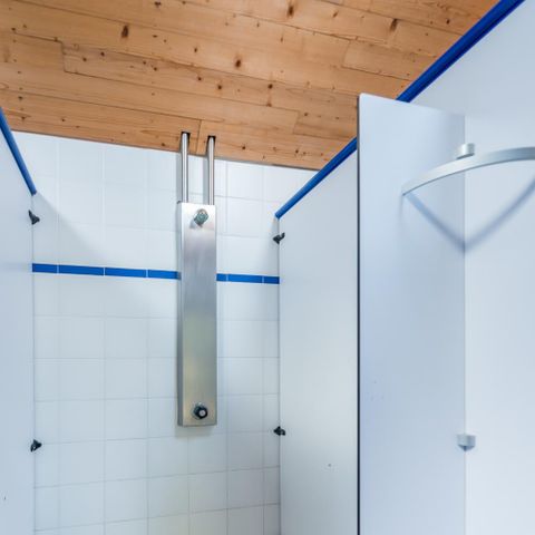 STAANPLAATS - Kampeerplaats Classique Supérieur - 120-140m² - Elektriciteit 10 A - Water dichtbij - 1 voertuig