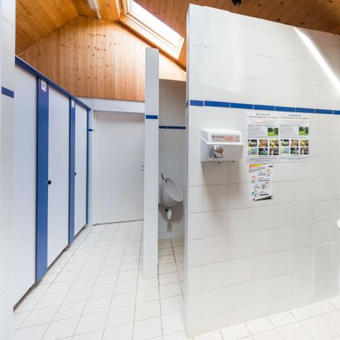 STAANPLAATS - Kampeerplaats Classique Supérieur - 120-140m² - Elektriciteit 10 A - Water dichtbij - 1 voertuig