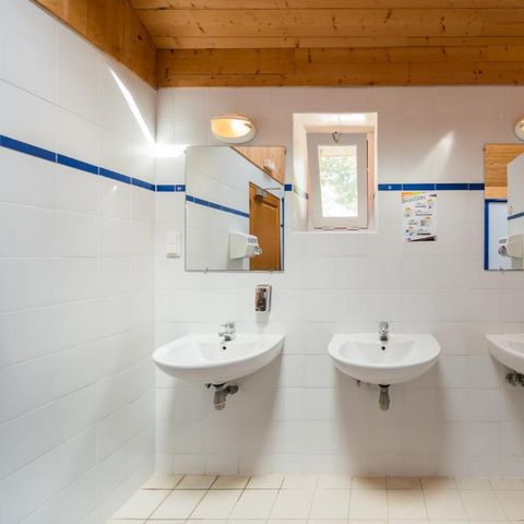 STAANPLAATS - Standplaats Confort - 120-140m² - Elektriciteit 10A - Wateraansluiting - Afvoer grijs water - 1 voertuig