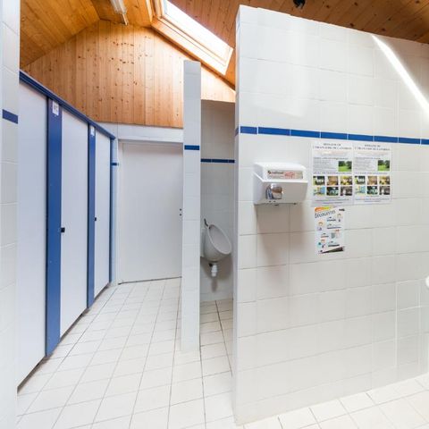STAANPLAATS - Standplaats Confort - 120-140m² - Elektriciteit 10A - Wateraansluiting - Afvoer grijs water - 1 voertuig