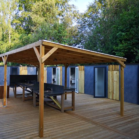 STAANPLAATS - Standplaats Confort Plus - >130 m² - 10A elektriciteit - wateraansluiting - afvoer grijs water