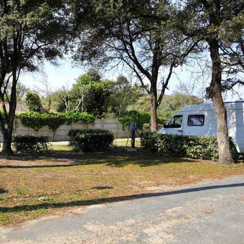 EMPLACEMENT - Forfait : Emplacement + caravane ou camping-car + électricité