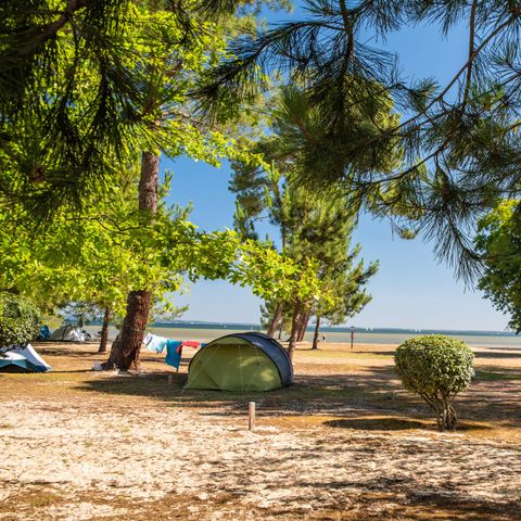 Pitch - Tent with electricity - Lake side - Pedestrian access