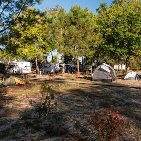 Pitch - Tent with electricity - Lake side - Pedestrian access