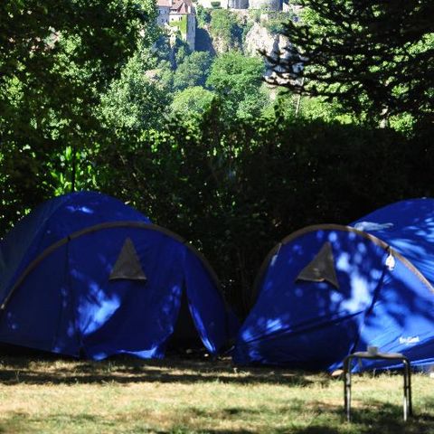 Kampeerplaats - Privilege standplaats 130m² (1 tent, caravan of camper / 1 auto / elektriciteit + water) 1/6 pers