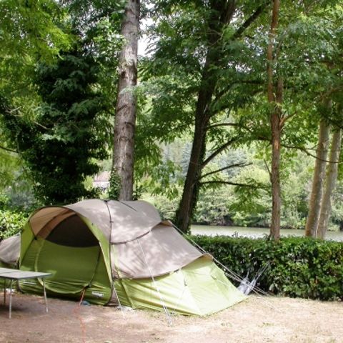 STAANPLAATS - Privilege standplaats 130m² (1 tent, caravan of camper / 1 auto / elektriciteit + water) 1/6 pers
