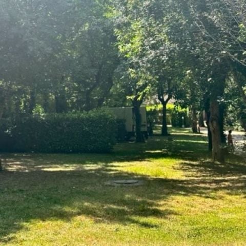 PLOT - Privilège 130m² (1 tent, caravan or motor home / 1 car / electricity + water) 1/6 pers