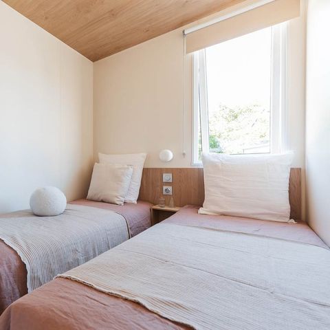 MOBILHOME 4 personnes - Mobil-home Premium 30m² 2 chambres + terrasse 25m² - TV - Clim - Spa 1/4 pers