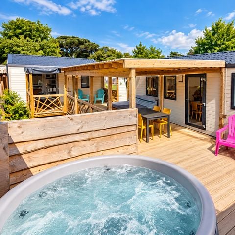 Stacaravan 6 personen - Luxe Cottage 'Les Dinos La Tribu' met airconditioning - 3 slaapkamers - 3 badkamers - Spa