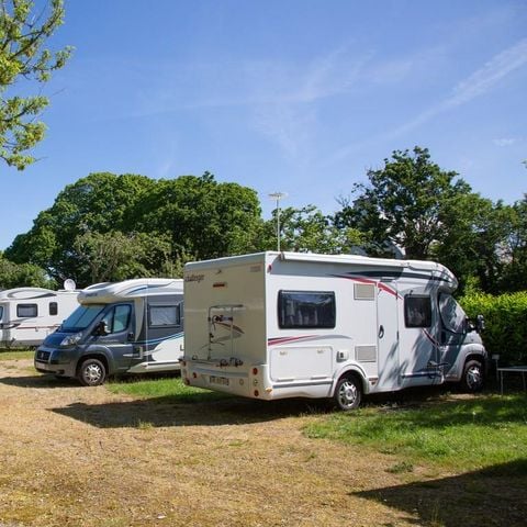 PARCELA - Oferta especial en el camping de autocaravanas /estancia corta: Parcela/noche incluidas 2 pers+elect10A-.