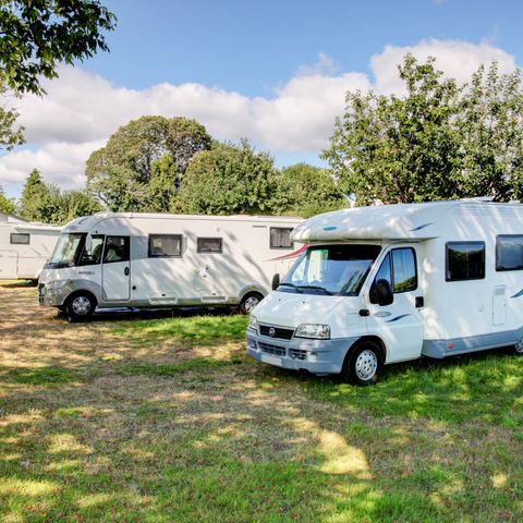 PARCELA - Oferta especial en el camping de autocaravanas /estancia corta: Parcela/noche incluidas 2 pers+elect10A-.