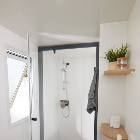 Mobilheim 4 personen - Homeflower Premium 29m² - 2 Schlafzimmer + überdachte Terrasse 21m² + KLIMA + TV + Bettwäsche + Handtücher 4 pers.