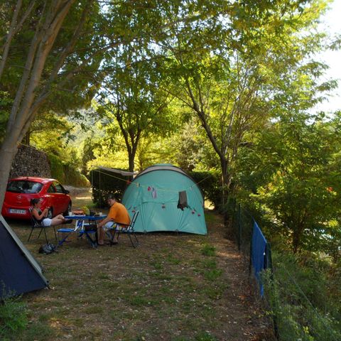 Kampeerplaats - Comfort met 10 A elektriciteit (1 tent of caravan of camper 1 voertuig
