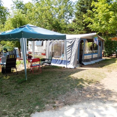 Kampeerplaats - Comfort met 10 A elektriciteit (1 tent of caravan of camper 1 voertuig