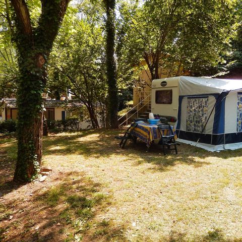 Kampeerplaats - Comfort met 10 A elektriciteit (1 tent of caravan of camper 1 voertuig