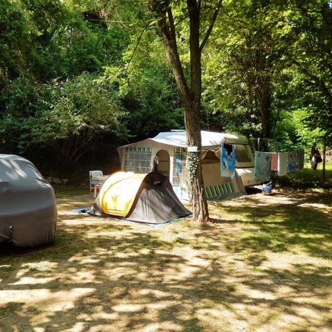 Emplacement - PREMIUM avec électricité 10A (1 tente ou caravane ou camping car) + 1 véhicule
