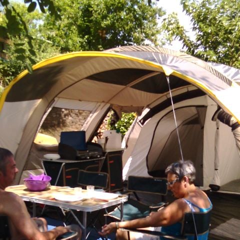 TIENDA DE CAMPAÑA 4 personas - Ready To Camp: tienda totalmente equipada con nevera y electricidad