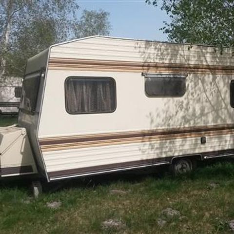 CARAVAN 4 persone - LOWCOST, senza servizi igienici (Tenda da sole) (2 adulti al massimo)