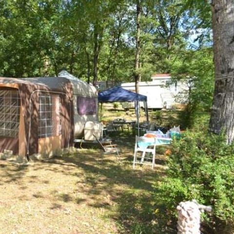 EMPLACEMENT - Emplacement classique dans le camping