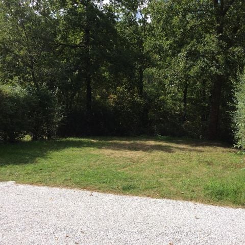 EMPLACEMENT - Emplacement classique dans le camping