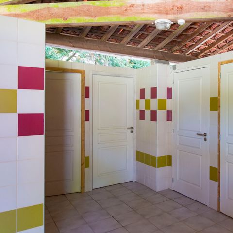 STAANPLAATS - Staanplaats Glade, in een meer afgelegen gebied onder de camping