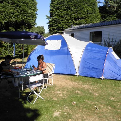 STAANPLAATS - Vouwtent of caravan - 7m50 (water, elektriciteit, 1 voertuig)