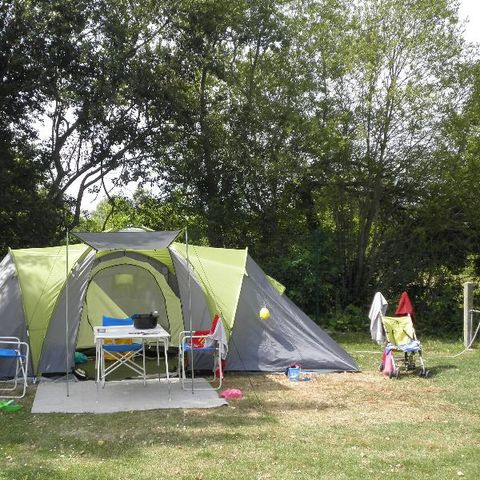 STAANPLAATS - Vouwtent of caravan - 7m50 (water, elektriciteit, 1 voertuig)
