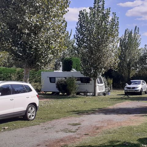 STAANPLAATS - Caravan - 7m50 (1 voertuig, water, elektriciteit, riolering)