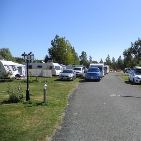 Stellplatz - Wohnwagen - von 7m50 (1 Fahrzeug, Wasser, Strom, Abwasser)