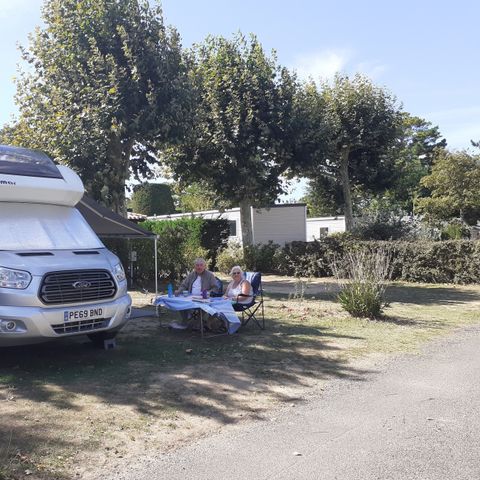 STAANPLAATS - Camper - 7m50 (1 voertuig, water, elektriciteit, riolering inbegrepen)