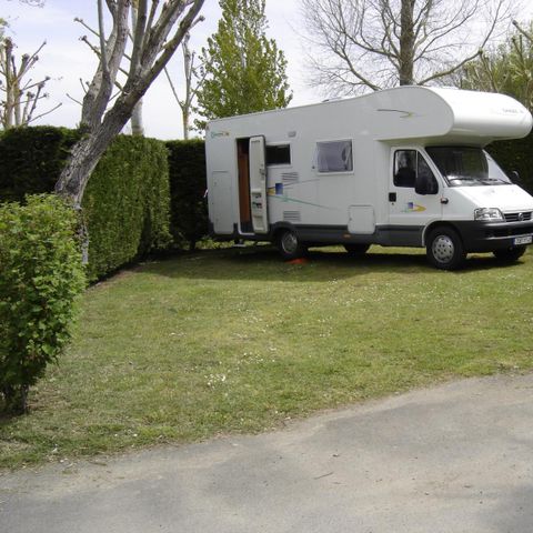 STAANPLAATS - Camper - 7m50 (1 voertuig, water, elektriciteit, riolering inbegrepen)