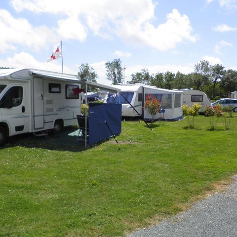 Pitch - Camper van - 7m50 (1 vehicle, water, electricity, sewage included)