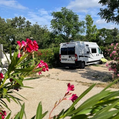 STAANPLAATS - COMFORT pakket: standplaats, 10A elektriciteit + camper of caravan of tent >80m².