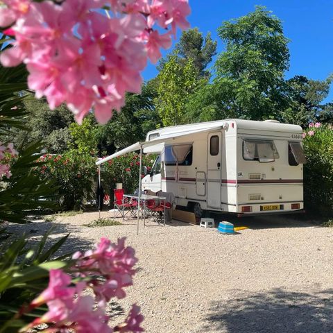 STAANPLAATS - COMFORT pakket: standplaats, 10A elektriciteit + camper of caravan of tent >80m².