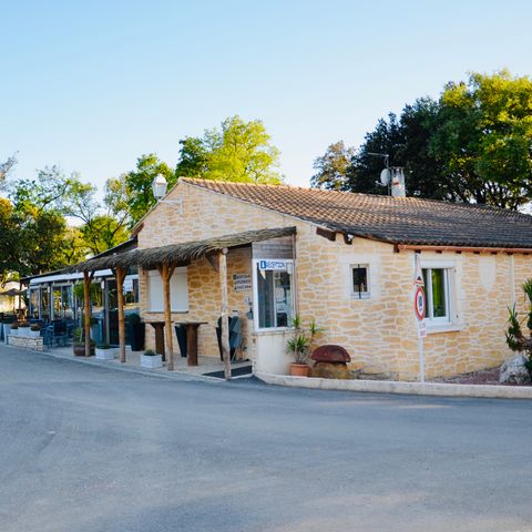 PARCELA - Paquete COMFORT: parcela, electricidad 10A + autocaravana o caravana o tienda >80m².