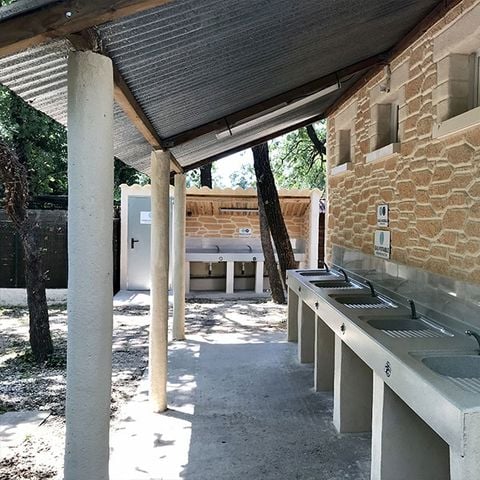 PIAZZOLA - Pacchetto COMFORT: piazzola, elettricità 10A + camper o caravan o tenda >80m².