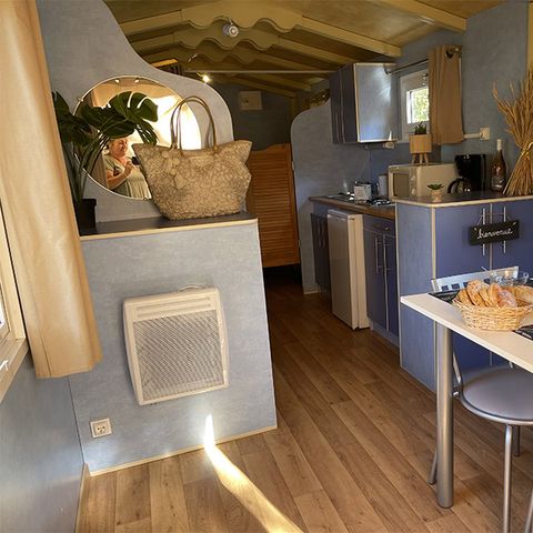 Hébergement 2 personnes - Roulotte- 17M² - 1 chambre (sans sanitaires) 2 adultes + 2 enfants max 10 ans