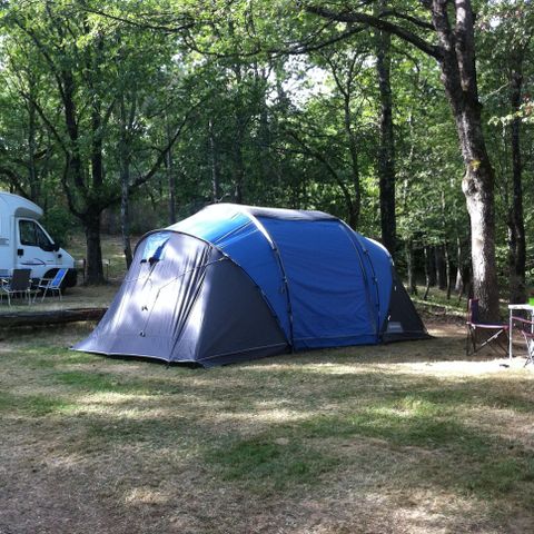 STAANPLAATS - Camping voor 1 of 2 personen. Standplaats 80m2: tent of caravan of camper + auto.