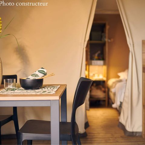 Tente en toile et en bois 4 personnes - Safari Lodge - 2 chambres : 26m² - terrasse semi-couverte 25m² 4 pers.