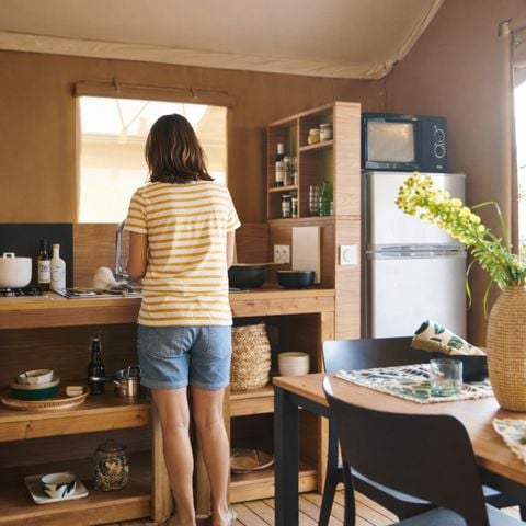 TENTE TOILE ET BOIS 4 personnes - Safari Lodge - 2 chambres : 26m² - terrasse semi-couverte 25m² 4 pers.