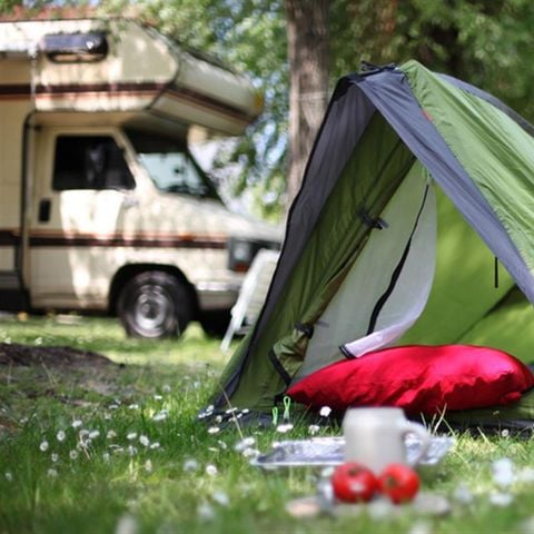 EMPLACEMENT - Forfait avec voiture + tente/caravane