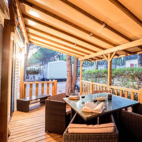 Bungalow 6 Personen - Mobilheim | Premium | 3 Schlafz. | 6 Pers. | Erhöhte Terrasse | Klimaanlage | TV