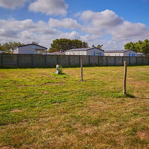 Kampeerplaats - Standplaats | Essentieel | Voertuig -7m | <100m² | Elektriciteit | Geen water